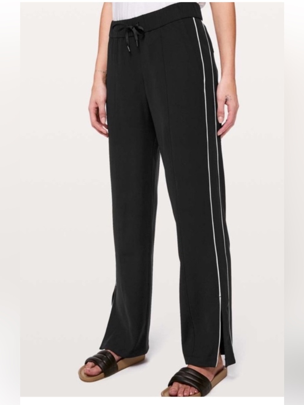 NWT lululemon athletica On the right track Pant .